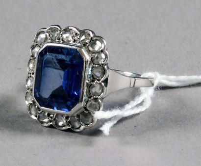 Bague de Dame.
Sertie d'un saphir synthétique...