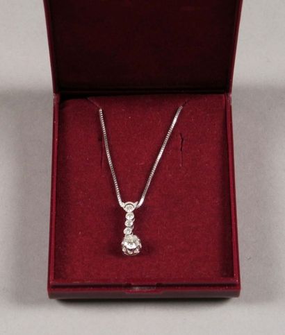Pendentif articulé.
Serti de diamants taille...
