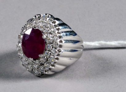 Bague de Dame.
Anneau strillé serti d'un...
