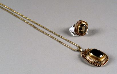 Demi-Parure.
Elle se compose d'un pendentif...