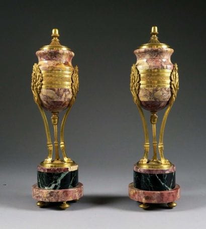 Paire de Cassolettes Louis XVI.
Reposant...
