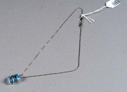 Pendentif.
Serti d'une aigue-marine taille...