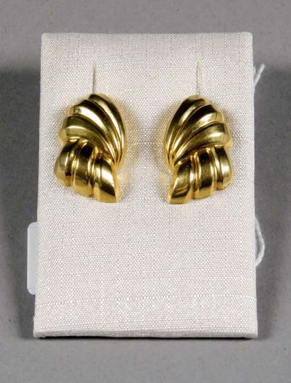 Paire de Boucles d'Oreilles contemporaines.
Or...