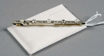 Barrette.
Sertie de diamants taille rose...
