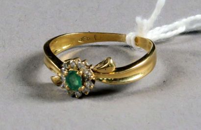 Bague de Dame.
Entourage serti d'une émeraude...