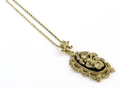 Pendentif et son Coulant.
A décor ajouré...