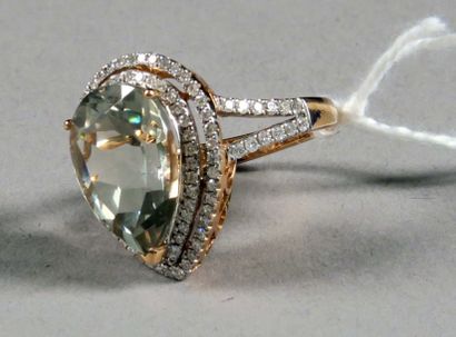 Bague de Dame.
Double entourage serti d'une...