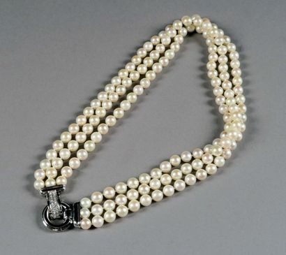 Collier.
A trois rangs de perles de culture...