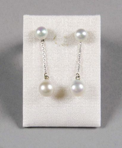 Paire de Pendants d'Oreilles, amovibles.
Sertis...