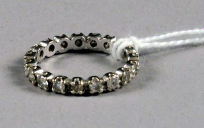 Alliance américaine.
Sertie de dix-huit diamants...