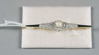 Barrette.
Sertie d'une perle de culture agrémentée...