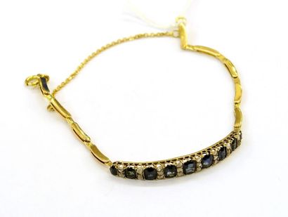 Bracelet.
Serti de neuf saphirs rehaussés...