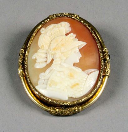 Broche.
Camée représentant une déesse en...