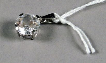 Pendentif.
Serti d'un important zircon taille...