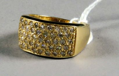 Bague de Dame.
Plateau rectangulaire serti...