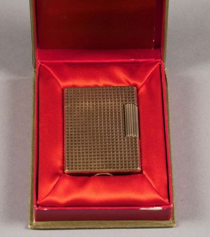 DUPONT
Briquet à gaz plaqué or.
Dans son...