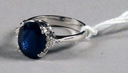 Bague de Dame.
Sertie d'un important saphir...