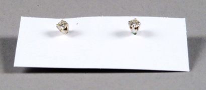Paire de Boucles d'Oreilles, Solitaire.
Agrémentées...