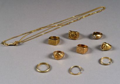 Lot d'Or varia, 18 carats.
Poids: 97,3 g