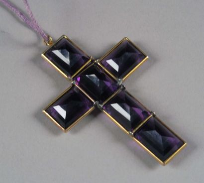 Pendentif.
En forme de croix. Serti de six...