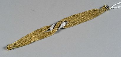 Bracelet. Composé de fils d'or jaune torsadé.
Agrémenté,...