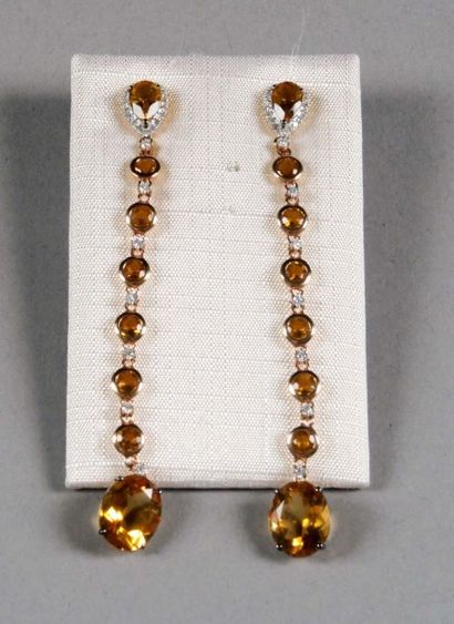 Paire de Pendants d'Oreilles.
Sertis de citrines...