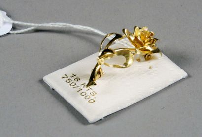 Broche.
Représentant une rose en or jaune...