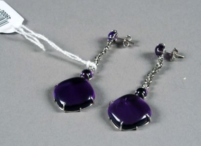 Paire de Pendants d'Oreilles.
Sertis d'améthystes...