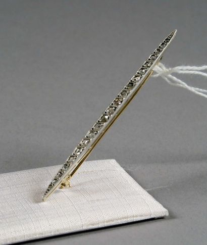 Barrette -
XIXe siècle.
Sertie de diamants...