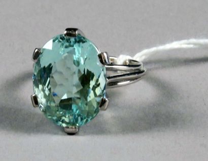 Bague de Dame.
Sertie d'une importante aigue-marine,...