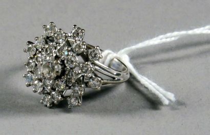 Bague de Dame.
Triple entourage serti de...