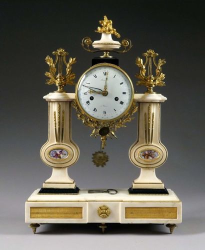 Pendule Portique d'époque Louis XVI.
Cadran...