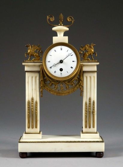 Pendule Portique Louis XVI.
Montants à cannelures...