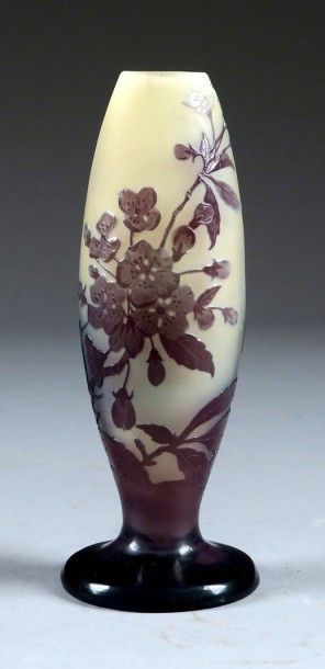 GALLE
Vase fuselé sur piédouche.
Verre multicolore,...