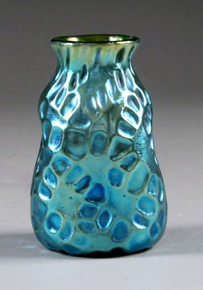 LOETZ
Vase en verre, à irisations, à décor...