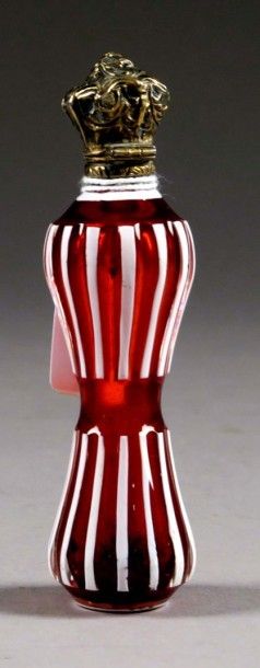 Flacon à Sels, cintré. Cristal rouge à overlay...