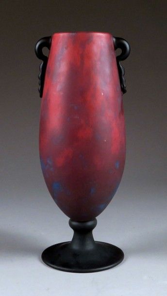 SCHNEIDER
Vase fuselé, sur piédouche, à petites...