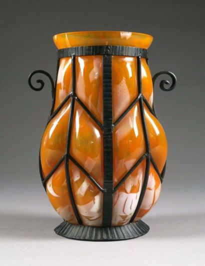 SCHNEIDER (ATTRIBUÉ À)
Vase en verre multicouche,...