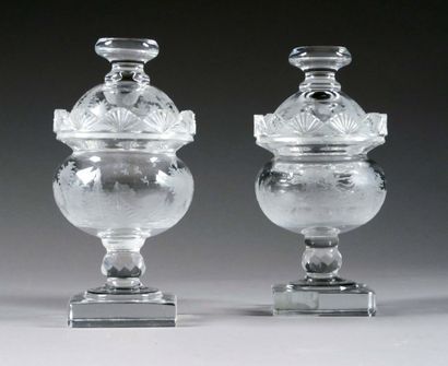 Paire de Drageoirs.
Bord denticulé. Cristal...