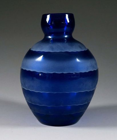 VERART
Grand vase Art Déco en épais verre...