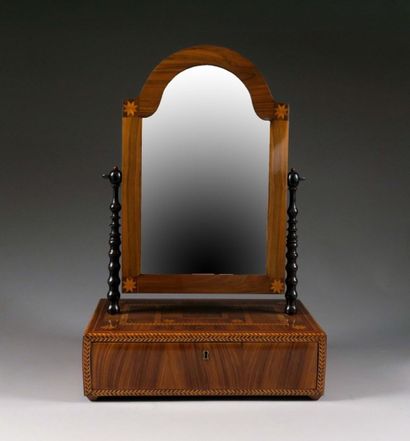 Barbière d'époque Biedermeier.
Miroir pivotant...