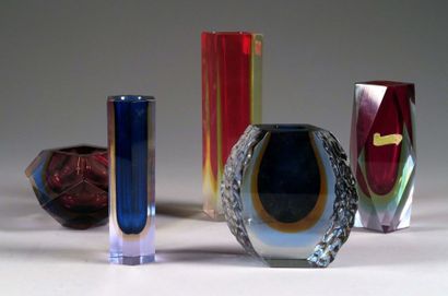 Collection de cinq Vases vintage.
Verre de...