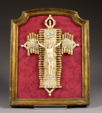 Christ en Croix.
Ivoire finement sculpté...