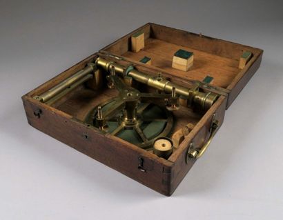 Lunette de Géomètre.
Laiton. Dans son coffret...