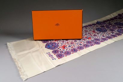 HERMÈS - Paris
Etole en soie imprimée à décor...