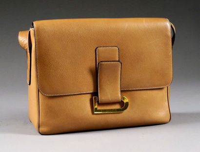 DELVAUX
Sac de dame.
Fermeture à rabat et...