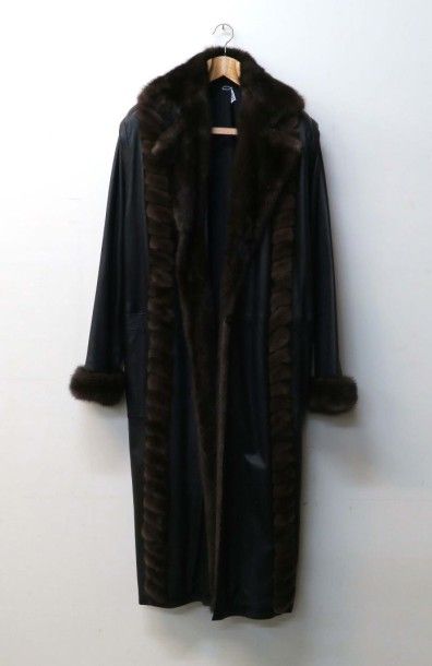 Manteau de Dame.
Cuir noir. Col et manchettes...