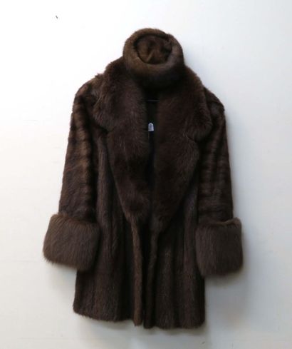 Manteau de Dame.
Vison.
Etat neuf. Avec sa...