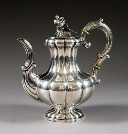 Cafetière. Côtes torses. Fretel figurant...