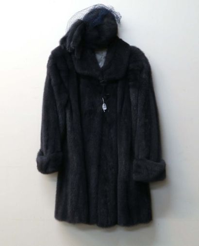 Manteau de Dame.
Vison. Avec sa toque assortie.
Etat...